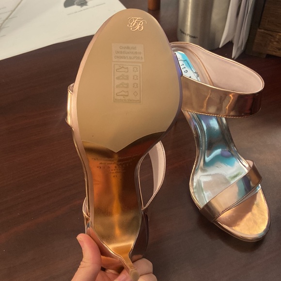 Metallic Rose Gold Ted Baker London heels - Picture 4 of 5